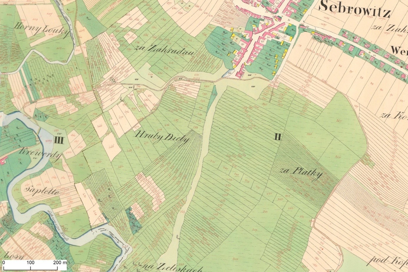 Historická katastrální mapa s poli, lesy, řekou a názvy obcí, barevně vyznačené parcely.
