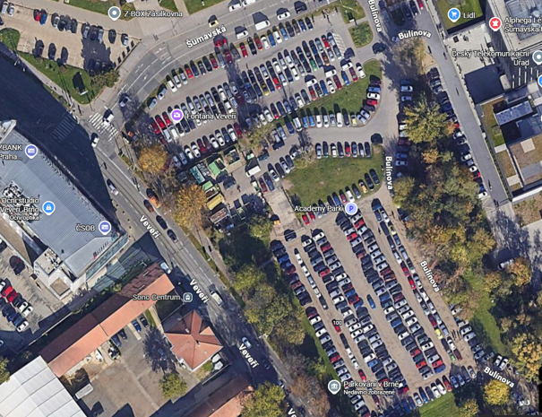Obrázek č. 1: Parkoviště na Šumavské před stavbou parkovacího domu. Zdroj: Google mapy (maps.google.com)